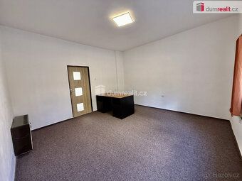 + Elektřina 700,- Kč, plyn 2000,- Kč, voda 500,- Kč, Interne