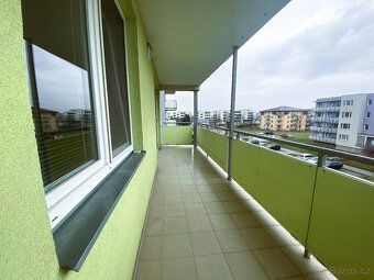 Pronájem slunného bytu 3+kk s vlastním parkovacím místem v O