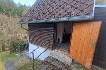 Chata nad řekou Stropnicí. Částečně podsklepená chata kolaud
