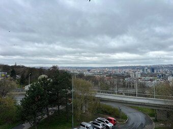 Nabízíme k pronájmu světlý byt o dispozici 2+kk a celkové pl