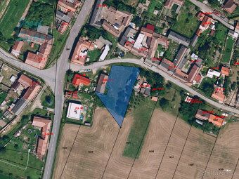 Hledáte rovinatý pozemek v klidném místě na okraji obce, pak
