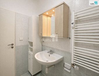 + poplatky 4 000,- /1 osoba + kauce 20 000 + provize RK 20 0