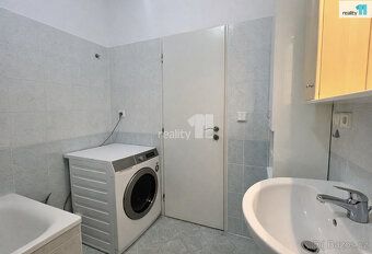 + poplatky 4 000,- /1 osoba + kauce 20 000 + provize RK 20 0