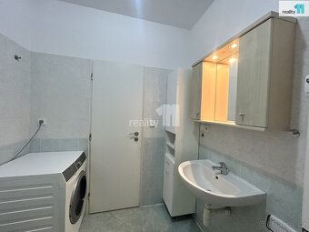 + poplatky 4 000,- /1 osoba + kauce 20 000 + provize RK 20 0