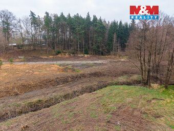 Prodej exkluzivního pozemku v klidné přírodě bez jediného so