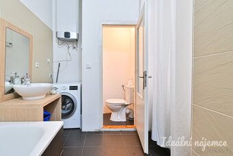K dlouhodobému podnájmu nabízíme světlý byt o dispozici 2+1 