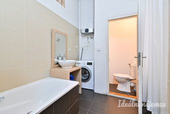 K dlouhodobému podnájmu nabízíme světlý byt o dispozici 2+1 