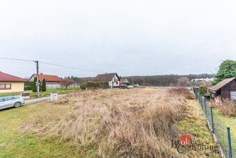 Prodej stavebního pozemku v obci Měník u Nového BydžovaNabíz