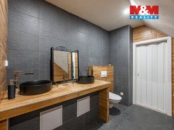 Nabízíme k prodeji prostorný rodinný dům v klidné části obce