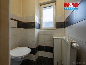 Nabízíme k prodeji prostorný rodinný dům v klidné části obce