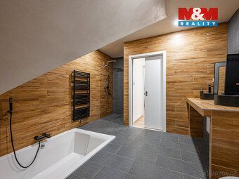 Nabízíme k prodeji prostorný rodinný dům v klidné části obce