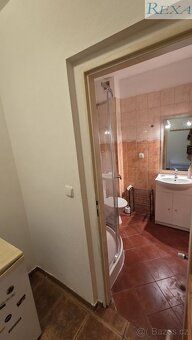 Pronájem moderního nízkonákladového bytu 1KK + balkon do vni