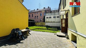 Nabízíme k pronájmu světlý podkrovní byt o dispozici 2+kk a 