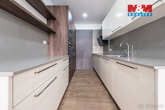 Nabízíme k prodeji světlý byt 3+kk s lodžií v osobním vlastn