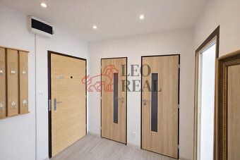 Nabízíme k pronájmu slunný byt o dispozici 2+kk a výměře 43 