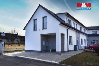 Nabízíme k pronájmu prostorný byt o dispozici 3+1, který se 