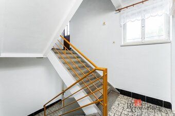 Prodej prostorného rodinného domu v ChotělicíchNabízíme k pr