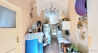 Nabízíme prodej rodinného domu s romantickou kavárnou ve sty