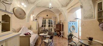 Nabízíme prodej rodinného domu s romantickou kavárnou ve sty