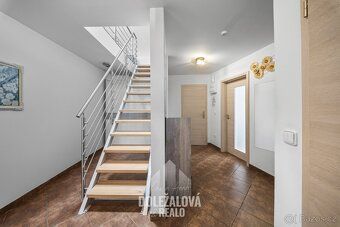 Ev.č. 00870 Nabízím k pronájmu prostorný byt o dispozici 4+1