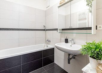 Moderní, velmi pěkný byt v 5.patře, energeticky úsporný. Opt