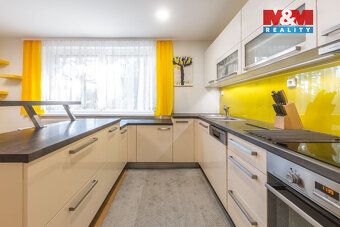 Nabízíme k prodeji prostorný a jedinečný byt 5+1 v klidné a 