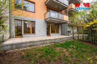 Prodej světlého bytu 2+kk s předzahrádkou (54 m²) v klidné a