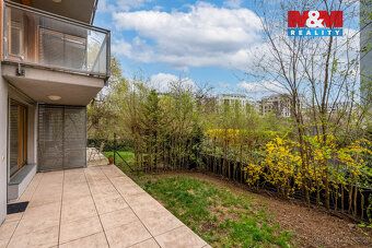 Prodej světlého bytu 2+kk s předzahrádkou (54 m²) v klidné a