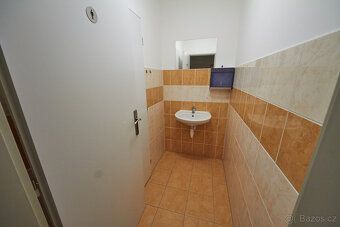Čtyři 17m2 samostatné kanceláře + společný 45m2 open space k