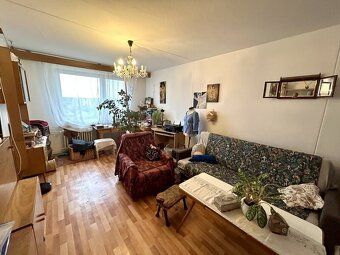 Nabízíme k prodeji prostorný byt 2+1 s lodžií, sklepem a kom