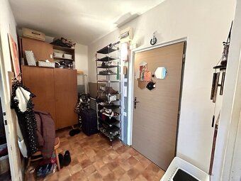 Nabízíme k prodeji prostorný byt 2+1 s lodžií, sklepem a kom