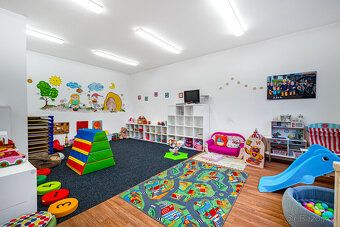 Víceúčelový objekt na frekventované ulici Pražská představuj