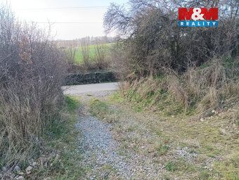 Nabízíme k prodeji rozlehlý zatravněný pozemek o výměře 6696