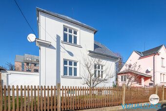 Nabízíme k prodeji rodinný dům o dispozici 5+1 s oplocenou z