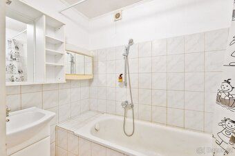 Nabízíme k prodeji světlý a velmi příjemně vzdušný byt o vel