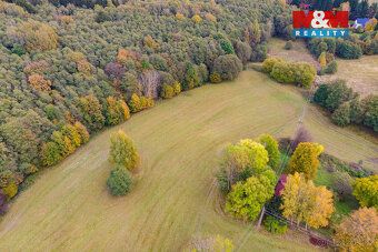 Nabízíme k prodeji rozlehlý pozemek o výměře 3243 m² v klidn