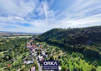 Toužíte po klidném životě v malebné obci s výhledem na hrad 