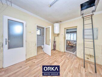 Toužíte po klidném životě v malebné obci s výhledem na hrad 