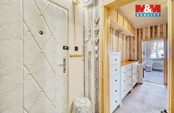 Nabízíme k prodeji prostorný byt 2+1 v panelovém domě se dvě