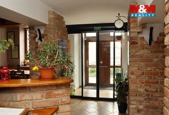 Nabízíme k podnájmu zavedenou restauraci Na Špici a noční kl