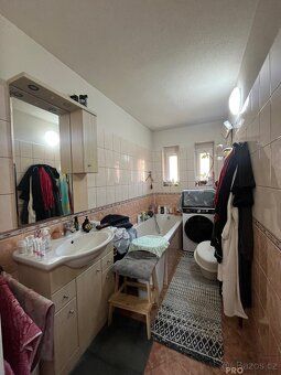Nabízíme k prodeji světlý byt 2+1 v osobním vlastnictví v by