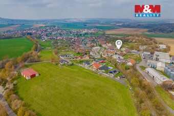 Nabízíme k prodeji stavební pozemek o výměře 1374 m² v obci 