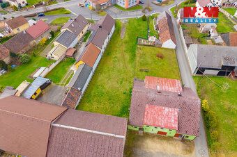 Nabízíme k prodeji stavební pozemek o výměře 1374 m² v obci 