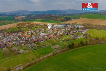 Nabízíme k prodeji stavební pozemek o výměře 1374 m² v obci 