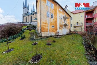 Ranní káva s výhledem na historickou dominantu Chebu a atmos