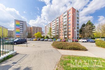Exkluzivně nabízíme světlý byt dispozičně 2+1, který se nach