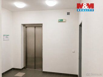Nabízíme k pronájmu světlý a prostorný byt 1+kk v 8. patře, 