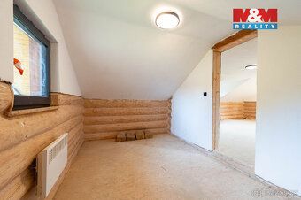 Nabízíme k prodeji stylový rodinný dům ve formě srubu z masi