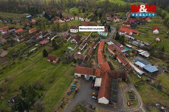 Nabízíme k prodeji prostorný rodinný dům v klidné části obce
