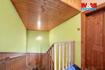 Nabízíme k prodeji prostorný rodinný dům v klidné části obce